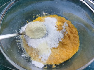 9、黄金玉米饼,加入奶粉。