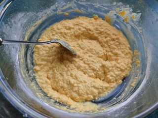 10、黄金玉米饼,把玉米糊搅匀。