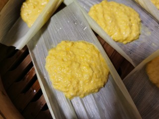 12、黄金玉米饼,摆入蒸笼中。