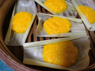 13、黄金玉米饼,大火蒸10—15分钟左右即熟。