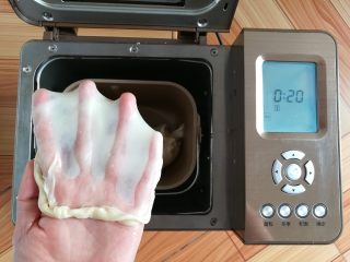 3、缤纷水果披萨,和面完成,顺手拉一个手套膜