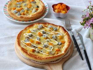 19、缤纷水果披萨,在披萨上挤上适量的沙拉酱,口感更好