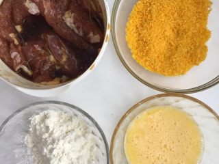 10、劲脆汉堡包,先准备好，黄金面包糠，鸡蛋液，高筋面粉，放到碗里