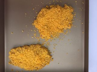 13、劲脆汉堡包,厚厚的裹上面包糠，放到烤盘上