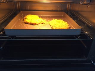 14、劲脆汉堡包,烤箱先预热好200度烤10分钟后，把鸡腿，猪排放入烤箱里，200度15分钟，出炉等会用来夹汉堡胚