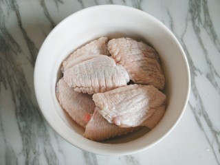 1、香酥炸鸡翅,鸡翅在活水下反复冲洗干净，沥干水份。