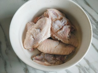 6、香酥炸鸡翅,用手抓匀，腌渍半小时以上。时间越长越入味。