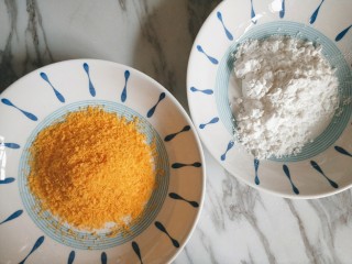 8、香酥炸鸡翅,面包糠和淀粉分别放入盘中备用。