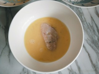 9、香酥炸鸡翅,鸡翅放入蛋液中，使鸡翅两面沾满蛋液。