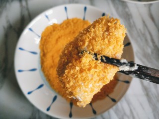 13、香酥炸鸡翅,裹好蛋液的鸡翅沾满面包糠。