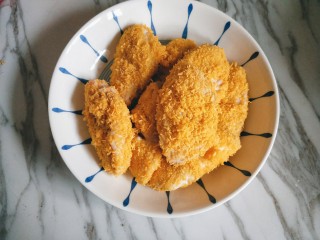 14、香酥炸鸡翅,所有鸡翅经过二次裹蛋液和裹面包糠后备用。
