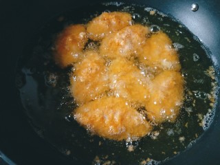 15、香酥炸鸡翅,锅中放入稍微多一些的食用油，油热后放入鸡翅。