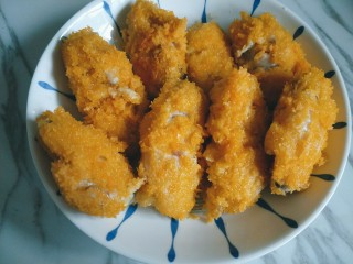 16、香酥炸鸡翅,炸2～3分钟定型后捞出晾凉。