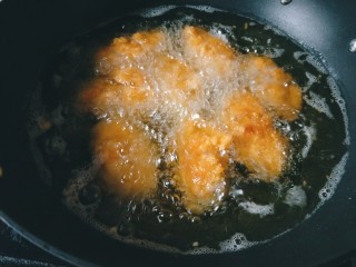 17、香酥炸鸡翅,再次热油，放入鸡翅，炸5分钟左右。