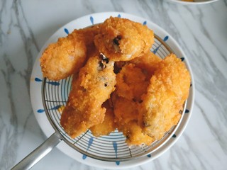 18、香酥炸鸡翅,捞出沥油。