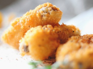 19、香酥炸鸡翅,根据自己的喜好，可以撒一些孜然、辣椒粉或者黑胡椒碎。