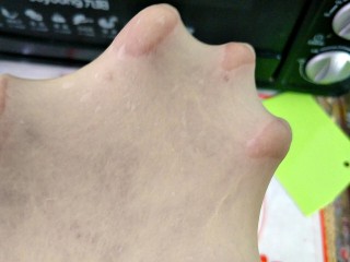 3、豆沙面包圈,切下一块可以扯出不易破裂的略透明薄膜阶段