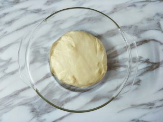 4、豆沙面包圈,滚圆放碗里,盖住保鲜膜发酵两倍大(一发温度28度左右)