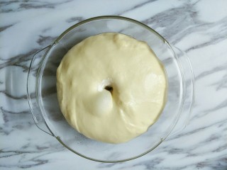 5、豆沙面包圈,用手戳个洞不回缩即可