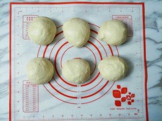 6、豆沙面包圈,取出按压排气,均分成六份滚圆松弛15分钟