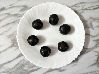 7、豆沙面包圈,红豆沙分成25克一个滚圆