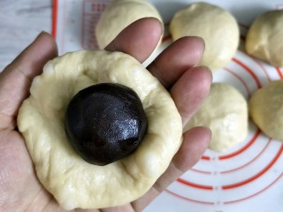 8、豆沙面包圈,面团压扁包住豆沙收口