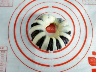 13、豆沙面包圈,两头向中间合拢,捏紧两端