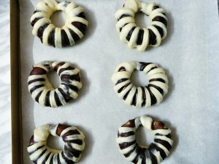 14、豆沙面包圈,全部做好放入烤盘,中间隔开距离,放到温度38度的环境中发酵,我是烤箱底下放一盘热水发酵