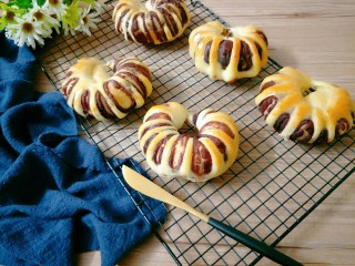 16、豆沙面包圈,烤好至冷却架上放凉后装起来