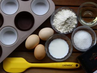 1、杯子蛋糕,准备好以上食材，此配方是海绵蛋糕的方子，所以没有戚风蛋糕那么细腻，但它有自己独特的口感！「以上配方适用于一份学厨12连不沾马芬蛋糕模具10个