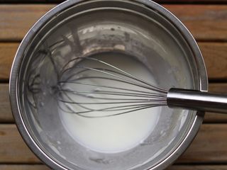 2、杯子蛋糕,牛奶与葵花油混合搅拌乳化状「就像很稀的酸奶似的」