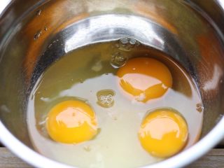 3、杯子蛋糕,三个全蛋加入一次加入所以白砂糖和柠檬汁打发。