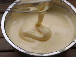 4、杯子蛋糕,打发至能轻松画出纹路，且不易消失的状态。