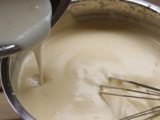 5、杯子蛋糕,从边缘倒入乳化好的第二步「牛奶」，继续用打蛋器打五圈左右，让它们混合均匀「此时会有少许消泡，正常。」