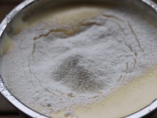 6、杯子蛋糕,筛入低粉，翻拌均匀！倒入模具「如果不打算做可可味，可直接全部倒入模具，进行下一步烘烤」烤箱预热130度。