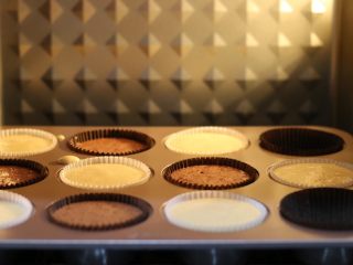 8、杯子蛋糕,放入烤箱底层，或是中下层，我用130度烤40分钟。