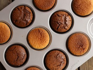 10、杯子蛋糕,可可味比较任性，就是要爆裂开。我也木有办法。哈哈哈……「差点把原味也烤成可可味了」