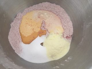 3、吃掉一朵花+红丝绒花儿面包,加入鸡蛋液、盐、奶粉、炼乳、奶、砂糖