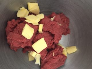 6、吃掉一朵花+红丝绒花儿面包,把面团撕成小块，放入切小的黄油（天气冷了，黄油提前取出切块）