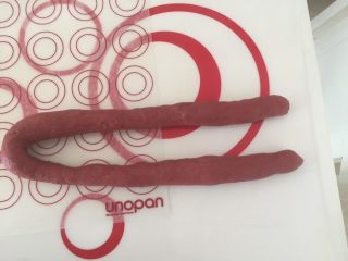 11、吃掉一朵花+红丝绒花儿面包,搓成长圆条，30-40cm左右