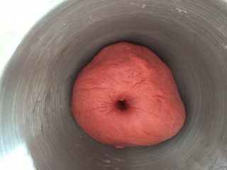 9、吃掉一朵花+红丝绒花儿面包,发至2倍大，手指戳孔不塌陷不回缩即表示发酵完成