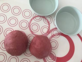 10、吃掉一朵花+红丝绒花儿面包,平均分成2等份