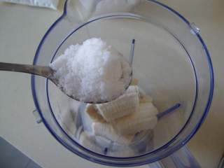 1、香蕉甜饼,香蕉肉切碎，加牛奶、糖打成稀一点的糊糊