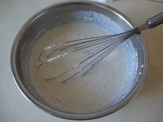 2、香蕉甜饼,加入适量面粉搅匀（别太厚）