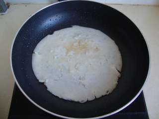 4、香蕉甜饼,倒入面糊煎成薄饼