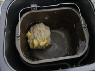 2、圣诞花环面包,加入软化的黄油