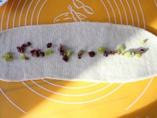 8、圣诞花环面包,撒上果干