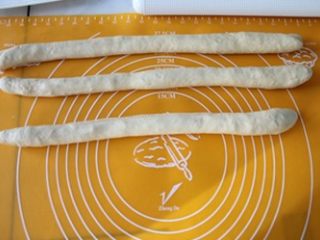 9、圣诞花环面包,卷起