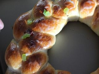 15、圣诞花环面包,撒果干