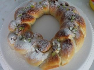 16、圣诞花环面包,筛糖粉装饰即可